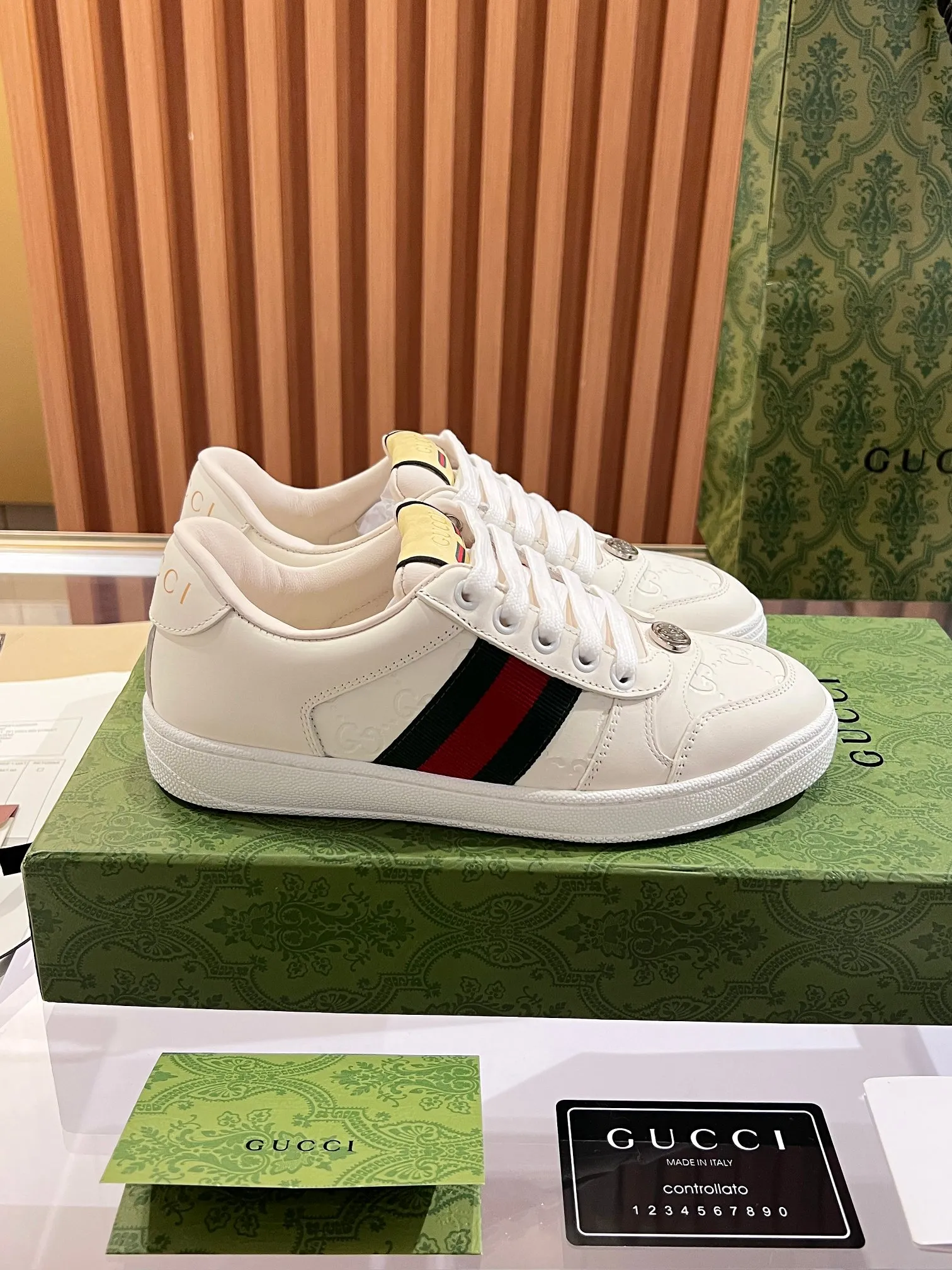 👟👟Ex-factory price 540👟👟 ⚡️Gucci Dirty Shoes Top factory quality, impeccable at the counter, the comfort is incredible. Retro distressed elements, washed retro logo on the tongue, metal double LOGO, 99% recognizable, full of Gucci elements; terry cloth lining, cowhide foot pads and 3mm latex are much more comfortable than real leather shoes. Environmentally friendly TPU wear-resistant outsole, soft and elastic. The inside of the tongue is made of imported elastic bands, which have great tension and won't strangle your feet. I don't develop the shoes without the original version. Only by getting the original version can the shoes be accurate and beat the market version instantly. Every stitch and every stitch is very tight and full. The debugging process is the most painstaking and requires no less than a hundred modifications before it is adjusted to the perfect state so that it can be worn comfortably by all foot types! Size 35-40 women’s model)